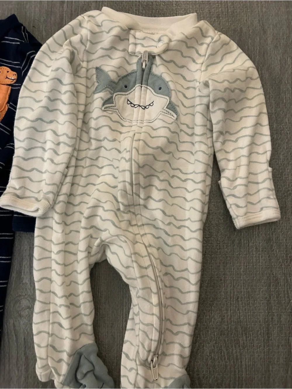 Set of 2 Carter's Footed One-Piece pijamas. Size New born.